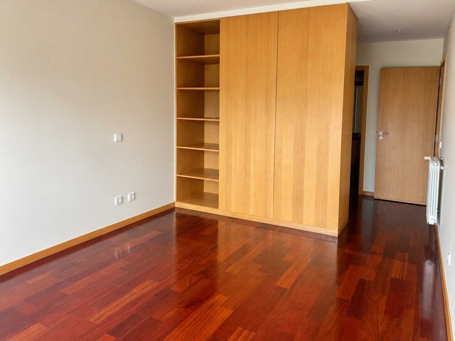 T2 com Suite, Varanda e Garagem | 109 m² | Metro a 350 m