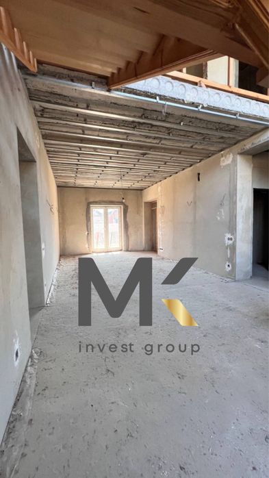 Продаж двоповерхового будинку з великою ділянкою. Стоянка-2