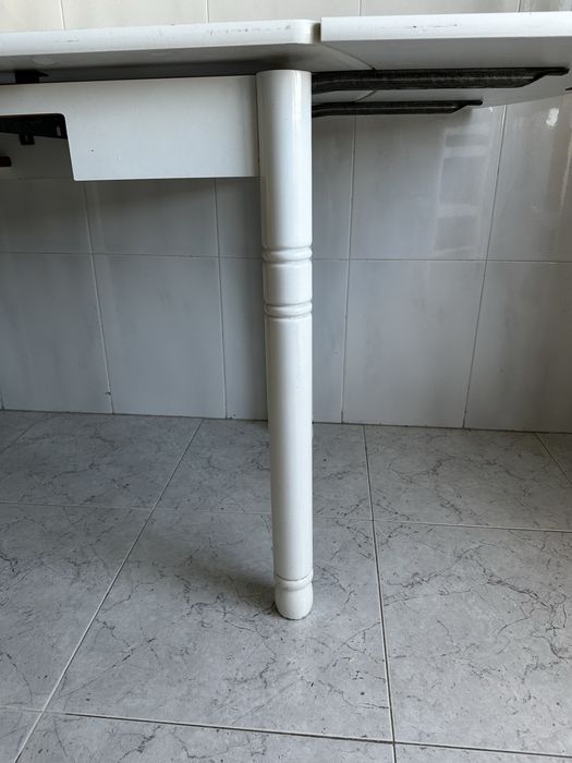 Mesa de cozinha branca