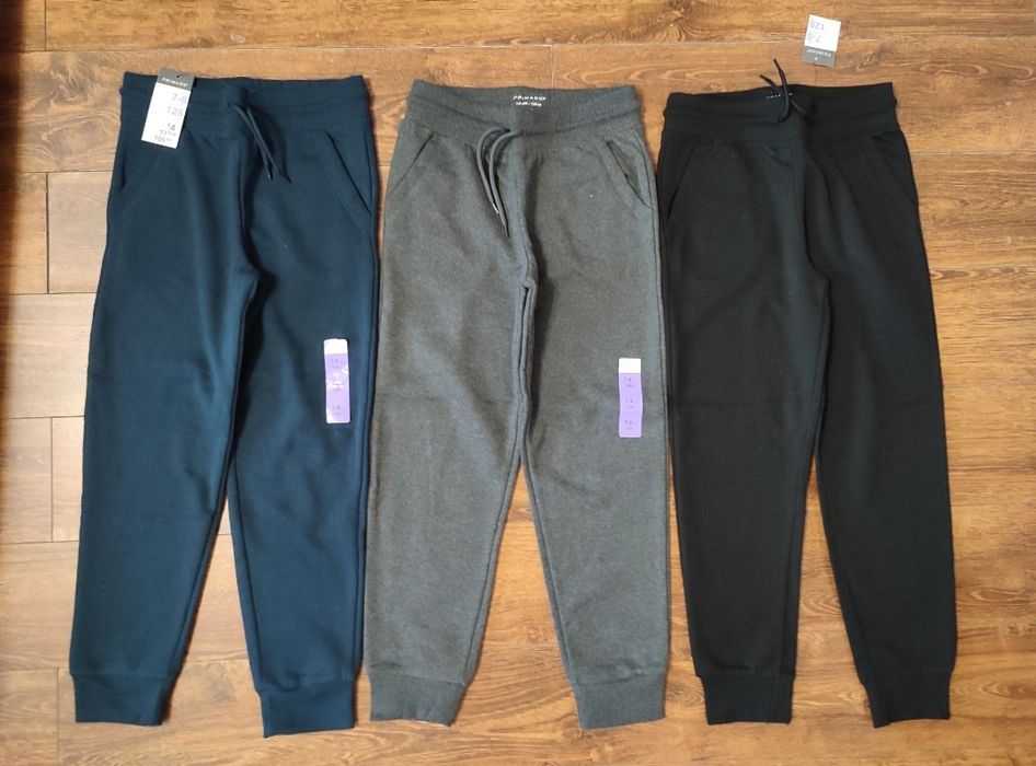 Костюми, світшоти,  спортивні  штани, куртки, піжами, труси.