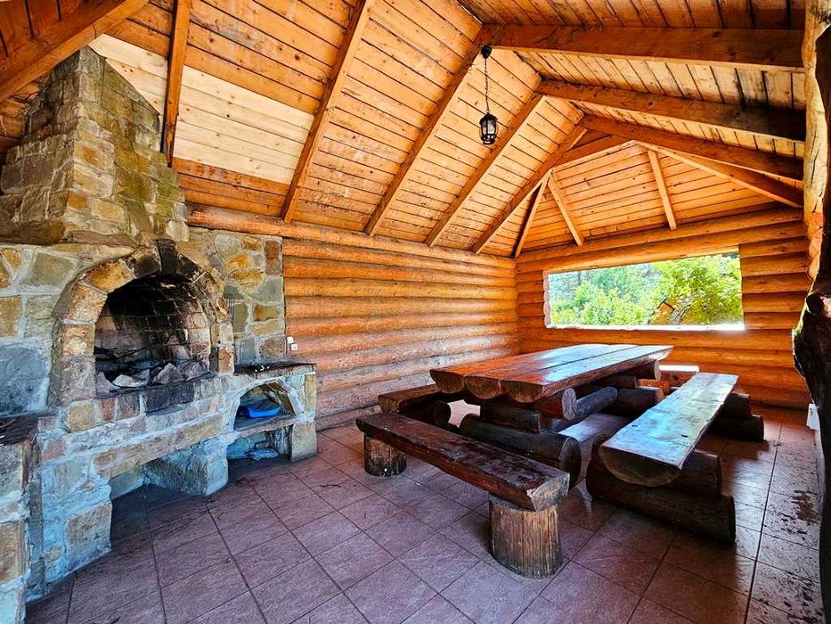 Продається діючий готель на березі річки Опір в курортному с. Славське