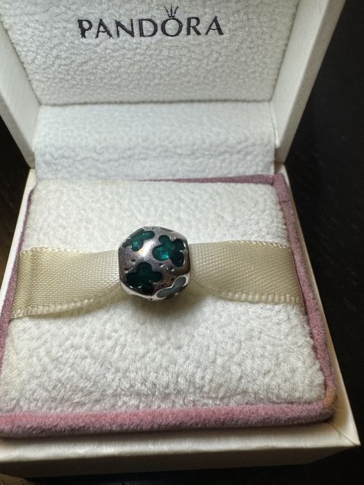 Peça azul Pandora Moments