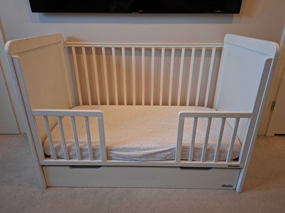 Łóżeczko dziecięce Woodies z materacem, dodatkową barierką i szufladą