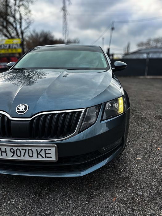 Офіційне авто, один власник, було не значне ДТП з заміною на нову деталь у ділері ( фото, чеки все є ) 
Два комплекти ключів, гуми (зима, літо)та коврів на підлогу 
Приїду на любе Ваше СТО на перевірку
З продажем не поспішаю, прохання площадкам не турбувати
Більш детально по телефону