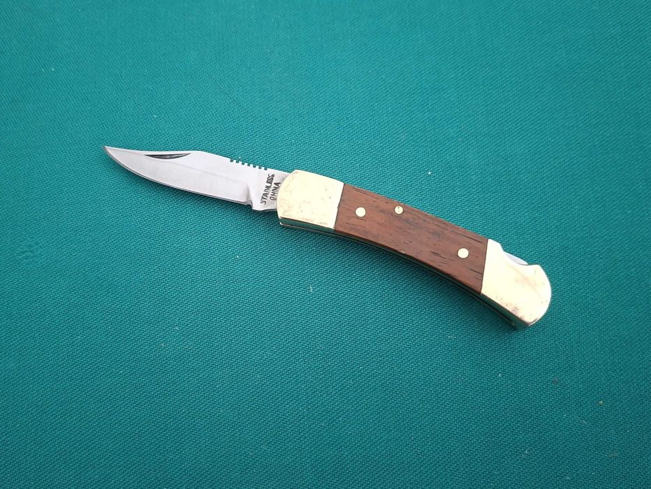 Pequeno canivete antigo em latão, com bolsa em pele