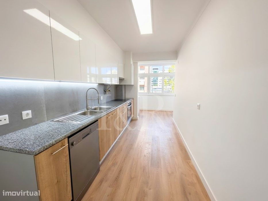 Apartamento T3 com varanda e estacionamento na Estrada da Luz, Lisboa