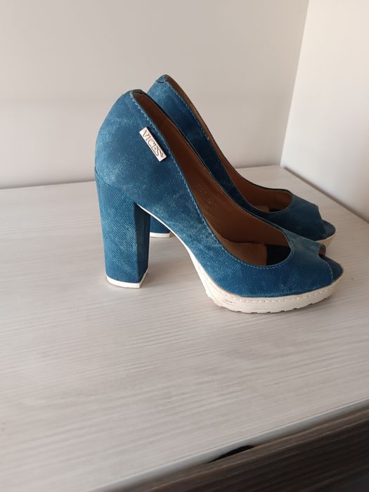 Buty na słupku Vices .