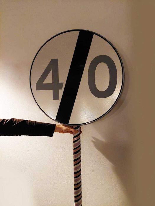 Znak drogowy B-33 - Ograniczenie prędkości 40 km lub 40-te urodziny