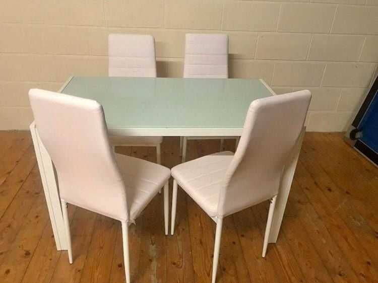 mesa e 4 cadeiras novas envios gratis