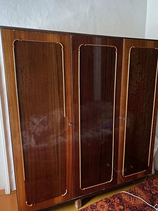 Продам  різні меблі. Шафа, тумби прикроватні, трюмо