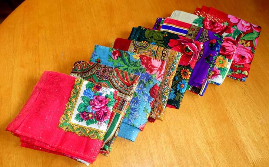 Chustka ludowa Złota nitka.70 x70 cm.