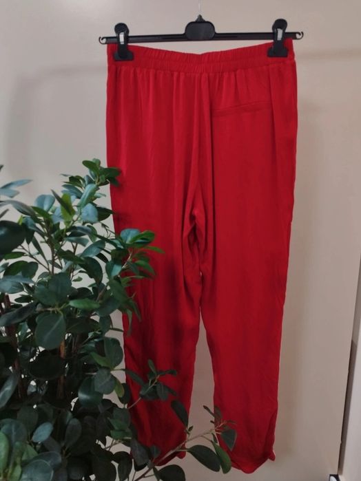 Spodnie materialoee z bialym paskiem NOWE