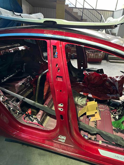 Продам центральну стойку права/ліва Tesla Model 3