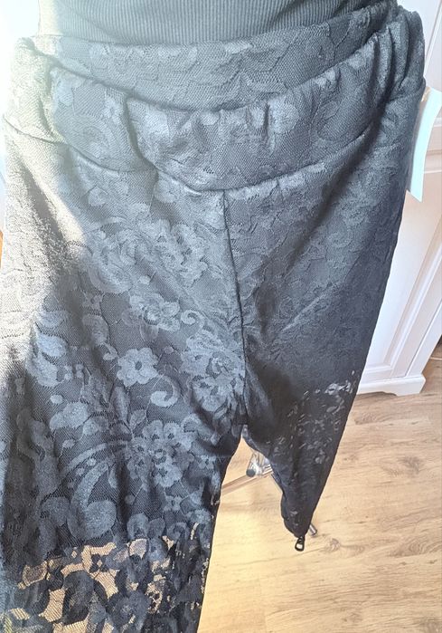 Czarne legginsy z koronki