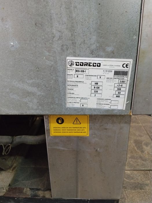 Botelheiro /Refrigerador de bebidas 
Precisa de levar um compressor.

Medidas:
Largura 54.50
Comprimento 1.015
Altura 85.50