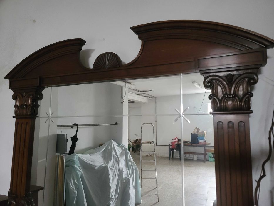 Movel de entrada em madeira maciça, talhada à mão