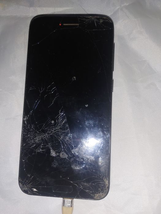 HTC ONE телефон розбитий екран