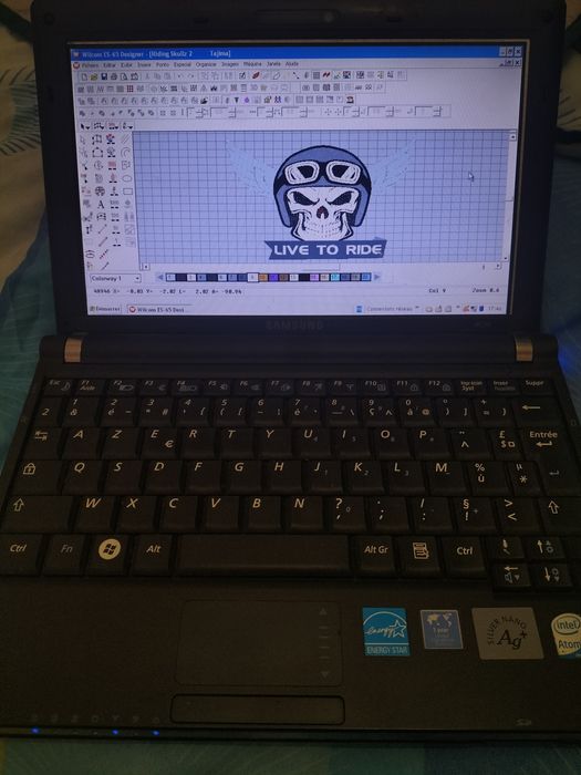 Computador com programa de bordados.