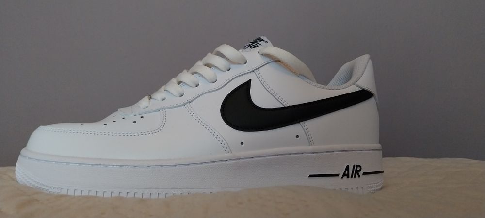 Białe buty NIKE.