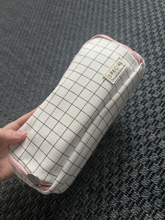 Piórnik angoo w kratkę biało różowy