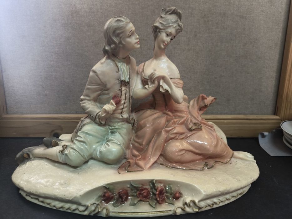 Estatueta Romântica - Cena Rococó/Neoclás.(Casal).
Linda estatueta dec