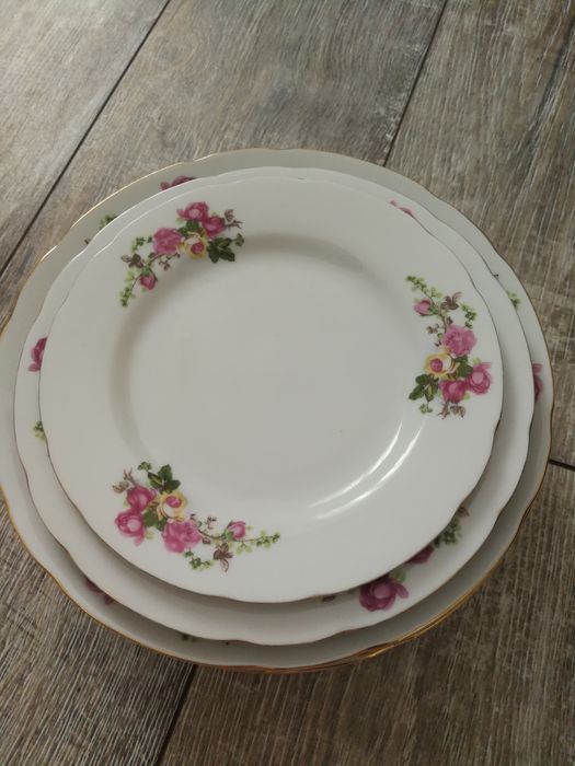 Порцелянові тарілки