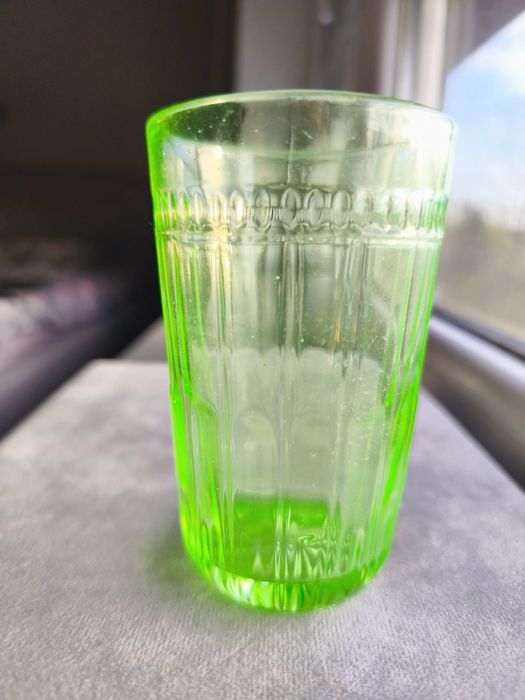 Piękna uranową szklanka z grubego szkla