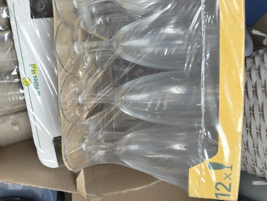Pratos  e copos Novos ! Em caixa !