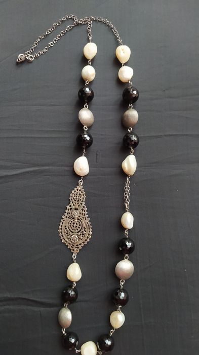 Vários colares e pulseiras em prata