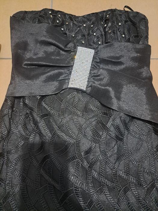 Elegancka, ekskluzywna, mała czarna, sukienka
