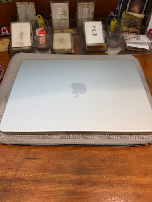 Macbook Neo srebrny stan idealny
