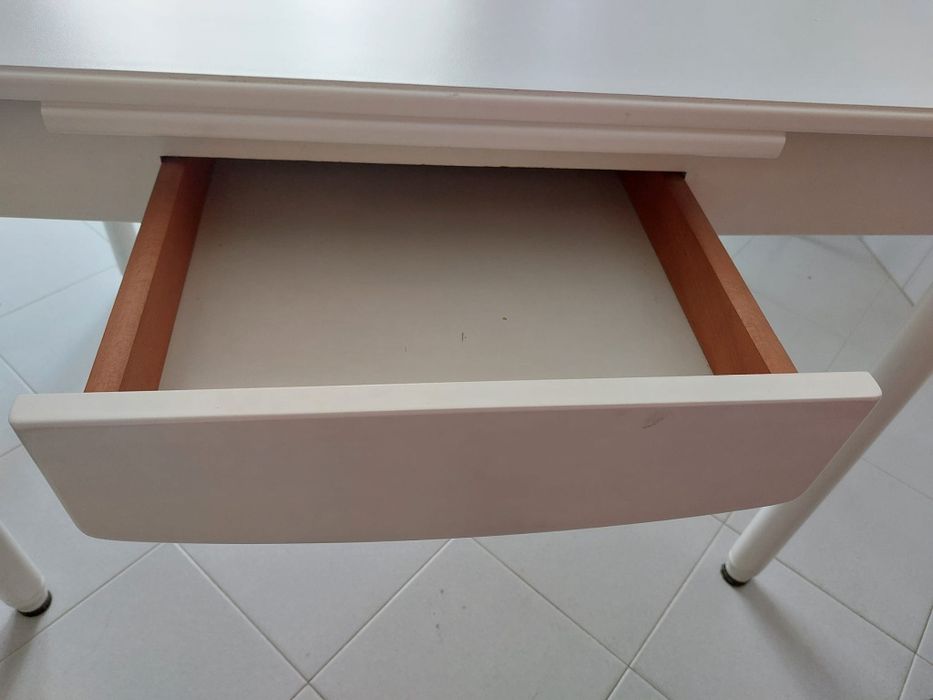 Conjunto de mesa e quatro cadeiras em ótimo estado