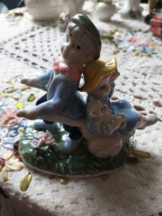 Figurka porcelanowa stara dzieci bawiące się