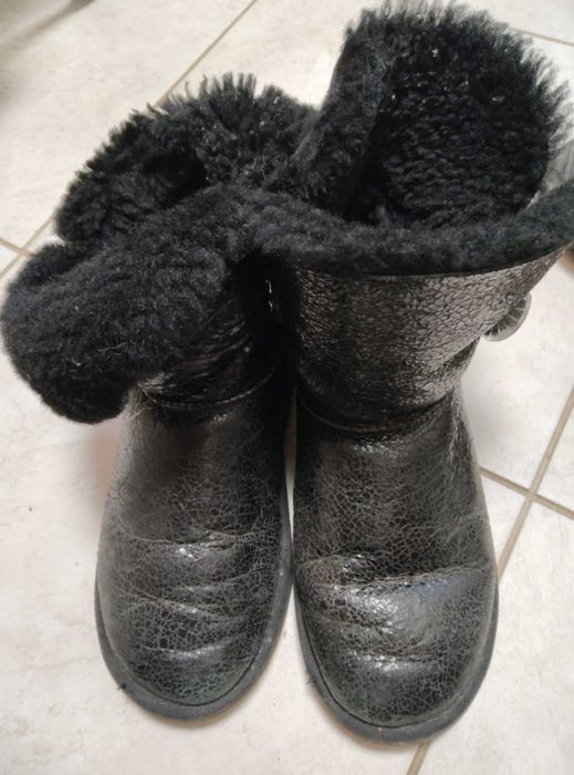 Розпродаж взуття reebok кросівки ugg угі натуральні босоніжки жіночі