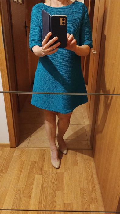 Sukienka turkusowa, materiał w fałdki