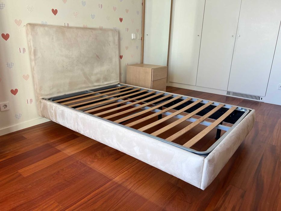 Cama estofada completa com estrado