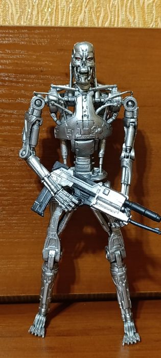 Колекційна фігурка Т-800.
