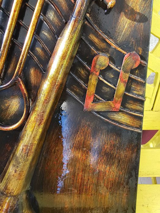 Decoração em metal com relevo