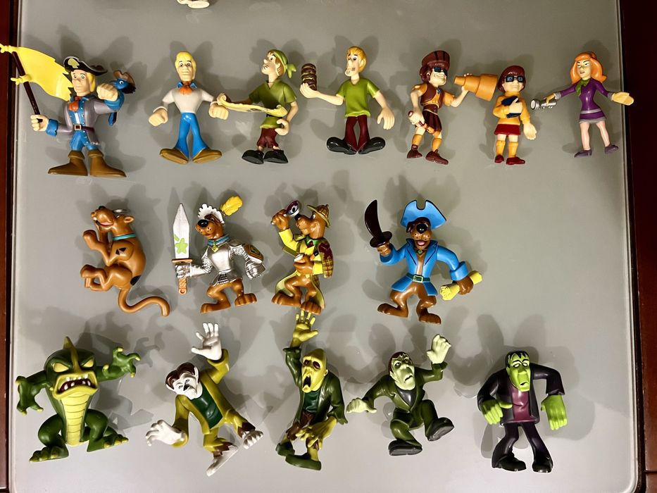 Zestaw 16 sztuk figurek z bajki „ Scooby-Doo”