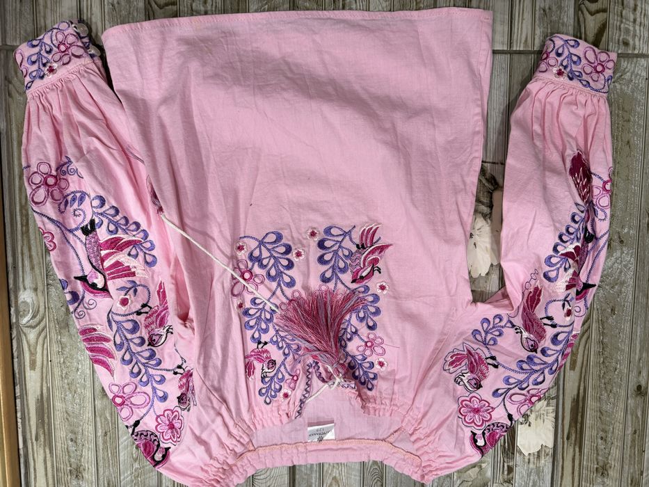 Вишете плаття в сорочка для дівчинки