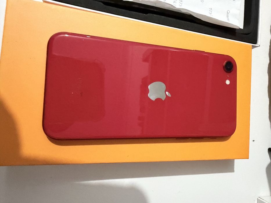 Iphone SE vermelho