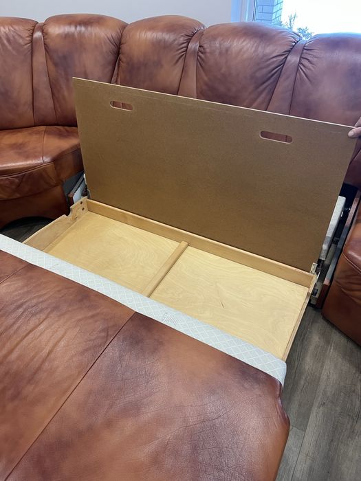 Кутовий шкіряний диван.