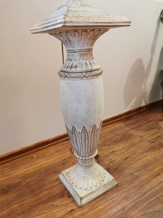 Lampa stojąca z gzymsem