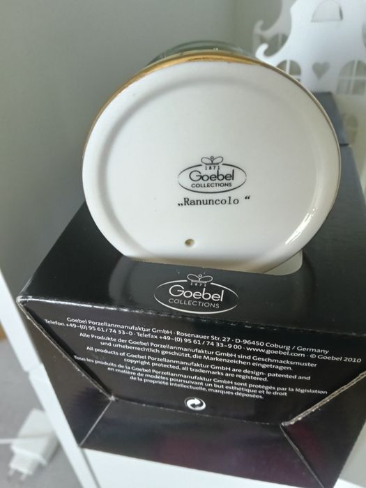 Bola com base em porcelana com gatos