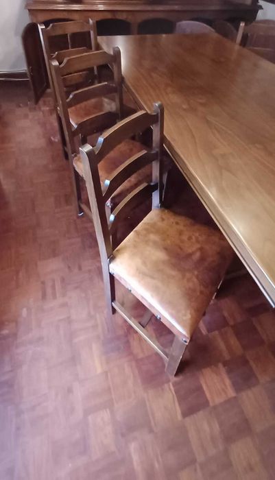 Conjunto de Mesa de Sala com 6 cadeiras Madeira e Pele