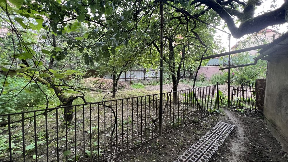 Дім на 8 сотинах престижна локація