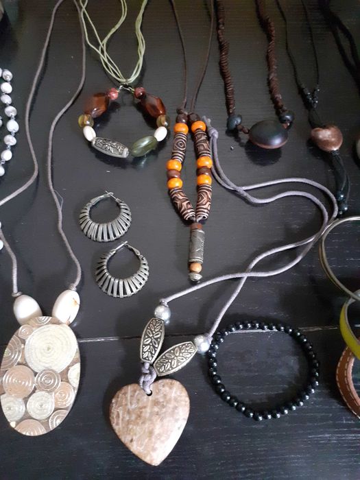 Lote conjunto de bijuteria africana, étnica,  tons terra 27 peças