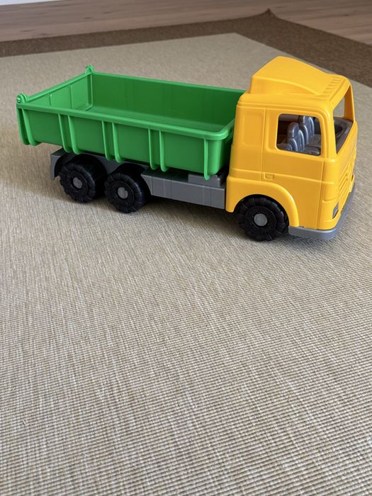 Conjunto de Brinquedos de Construção: Camião e Trator.