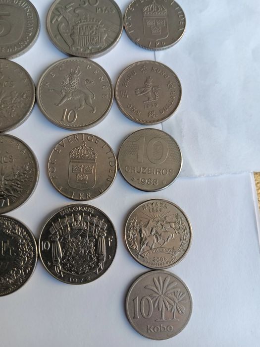 17 moedas diversas. Belas