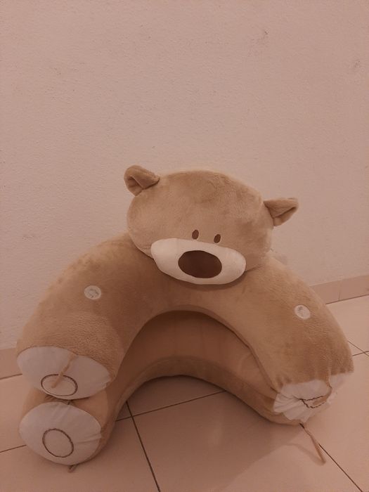Sofá/banco para bebés se sentarem.